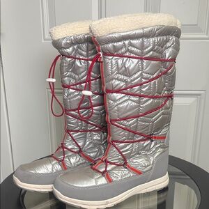 Khombu Silver Quilted Winter Boots with Red Laces